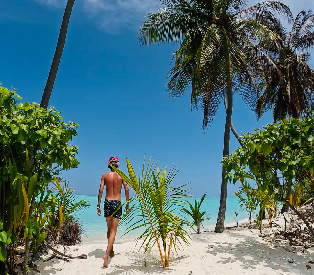 Guest House alle Maldive - Boaveli Maldives - Donna che passeggia sulla spiaggia