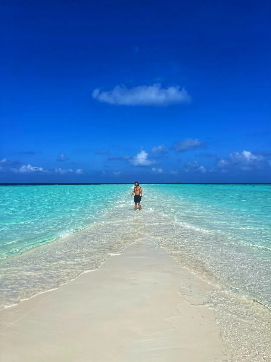 Filippo, @filoquita, su una lingua di sabbia bianca circondata dal mare turchese delle Maldive