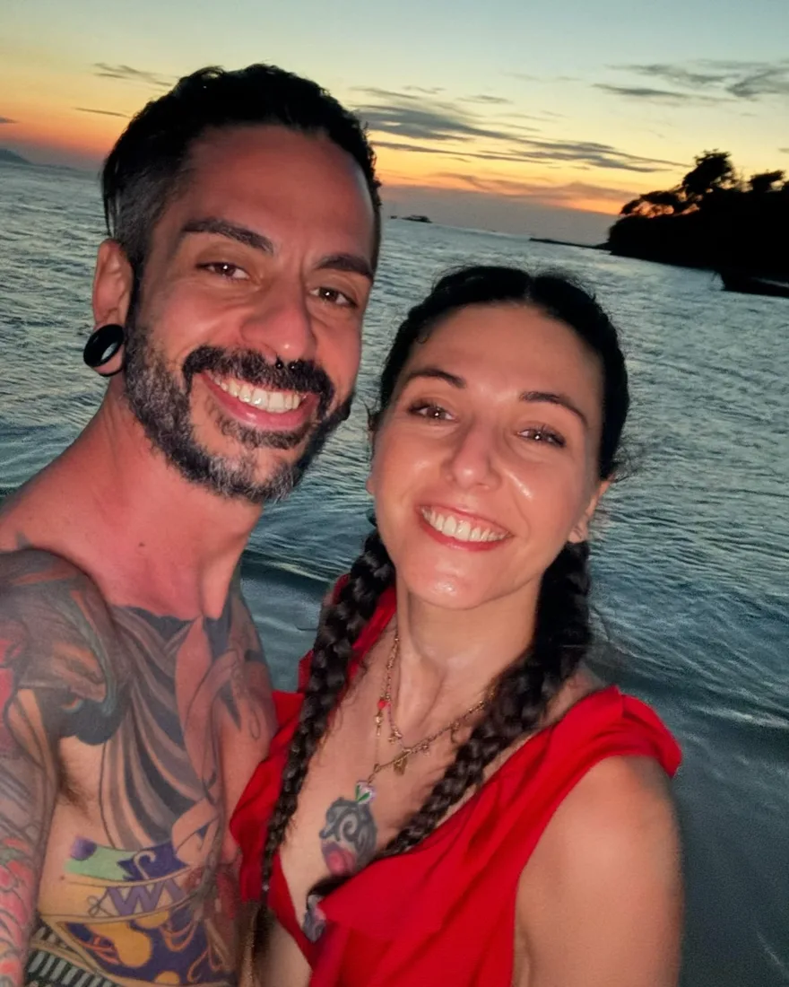 Andrea e Federica, i Trip’n’roll, sorridenti al tramonto in riva al mare